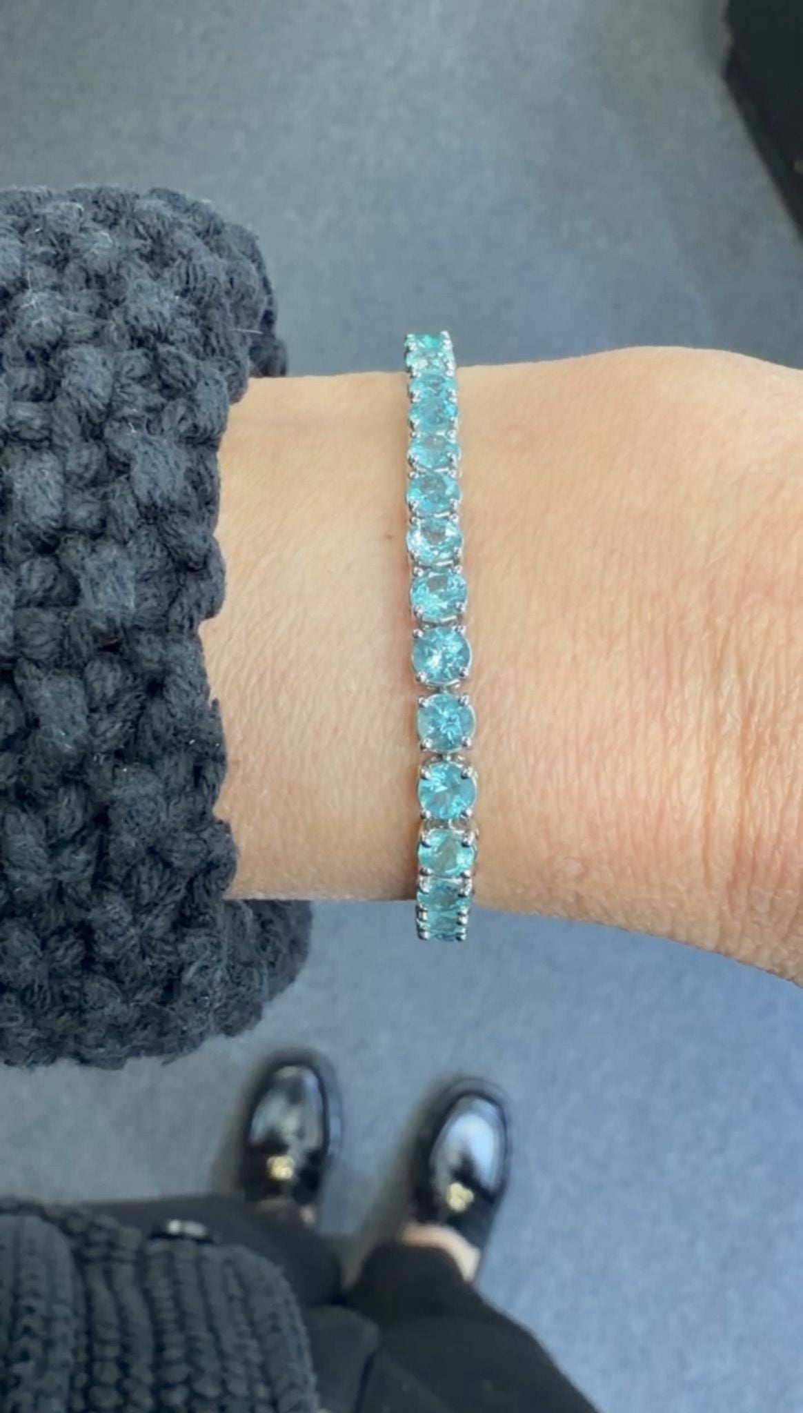 10.33 Carat Brazilian Paraiba Tourmaline Platinum Tennis Bracelet, 40 Round Cut Neon Greenish-Blue Stones