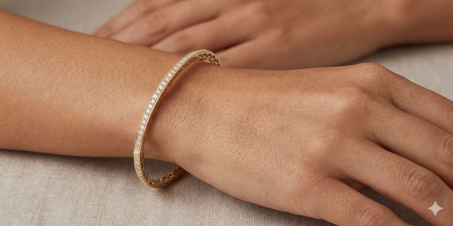 0.64ctw Round Diamond Slim Hinged Bangle