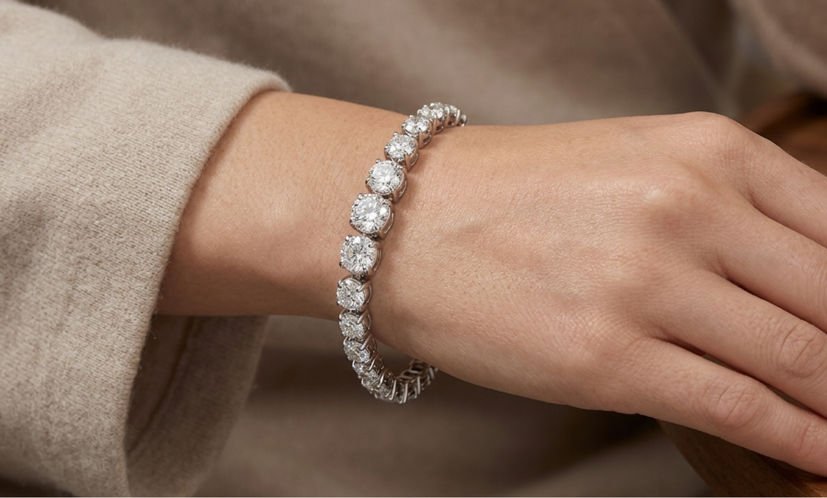 5.60 Carat Total Weight Graduated Diamond Tennis Bracelet in 14K White Gold, detail