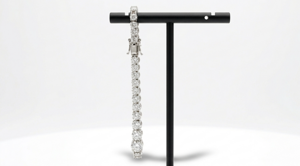 5.60 Carat Total Weight Graduated Diamond Tennis Bracelet in 14K White Gold, detail